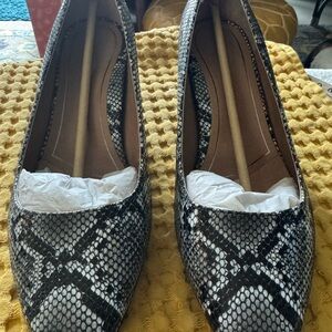 Vionic Black & White Snake-Print Pointed Pumps